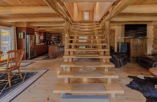 Notre-Dame-du-Laus Cabin | Swedish Sauna & Hot Tub at Lakeside Log Cabin