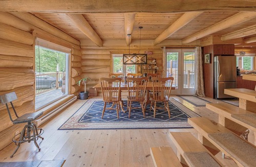 Notre-Dame-du-Laus Cabin | Swedish Sauna & Hot Tub at Lakeside Log Cabin