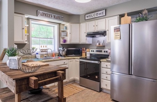 Cherokee Cabin | Sweet Haven-Pet-Friendly - Fire Pit - Chained Fence Pet Area