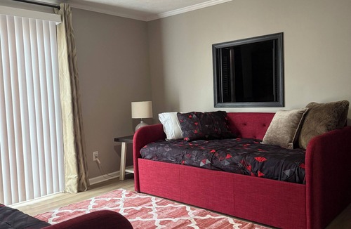 Rockingham House | Ted’s Place. Luxury 5-bedroom house in Rockingham. Premium Home. Rare find.