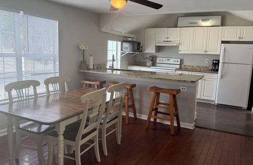 Westside Apartment | Terrific 3-bedroom apartment with AC in charming Charleston