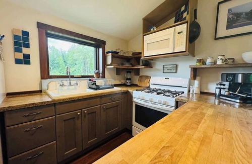 East Kootenay House | The Barn: Private Deck & Mountain Panoramas