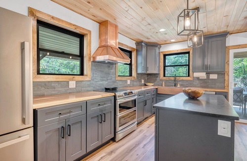Peaks House | The Brown Bear Lodge Creek side & family friendly with hot tub!