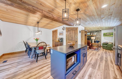 Peaks House | The Brown Bear Lodge Creek side & family friendly with hot tub!