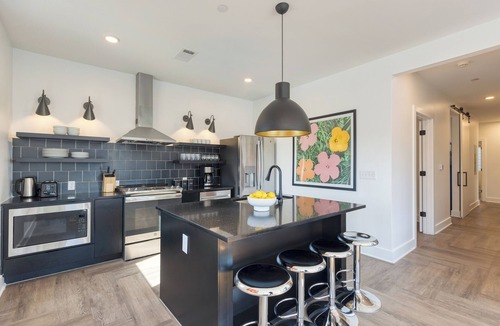 Historic Edgefield House | The Carter Buyout - 2 Units by AvantStay | Group Stays, Sleeps 24