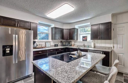 Columbia House | The Cedar - Comfy, Cable, near Starbucks, Base, & City!