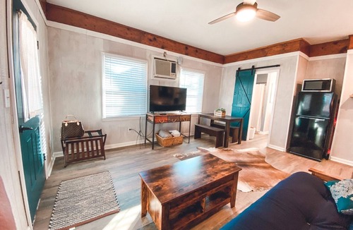 Lydia Apartment | The Cottage - Farm Stay Petting Zoo - 5 mins off I-95