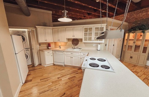 Abbeville Apartment | The Esquire - King Suite on Abbeville's Historic Square