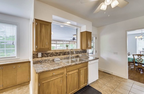 Augusta House | The Fig Tree House - Covered Parking & Grill - 1.4 Miles to Masters!