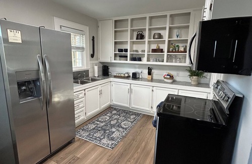 Mount Airy Cottage | The Finch Cottage Charming 2-bedroom cottage Historical District Mount Airy
