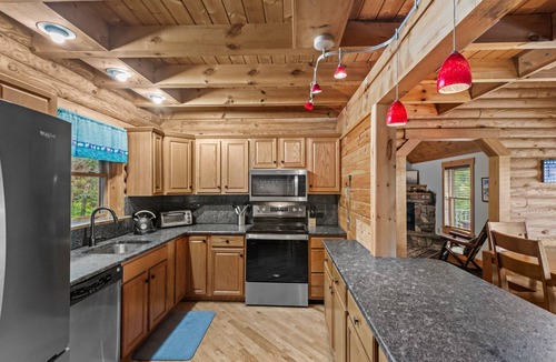 Vilas Cabin | The Great Bear Lodge: Hot Tub, Firepit, EV Charger, Dog Allowed!
