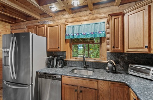 Vilas Cabin | The Great Bear Lodge: Hot Tub, Firepit, EV Charger, Dog Allowed!