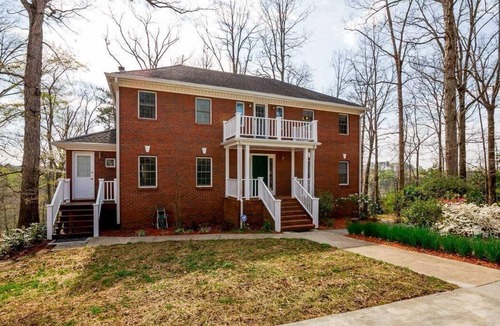 Suwanee House | The Hill-Private Estate Near Atlanta-Huge Home, 2 Kitchens, Ideal for Gatherings