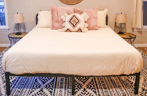 Salem House | The House at Jocassee Farm with animals & hot tub