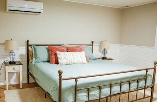 Salem House | The House at Jocassee Farm with animals & hot tub