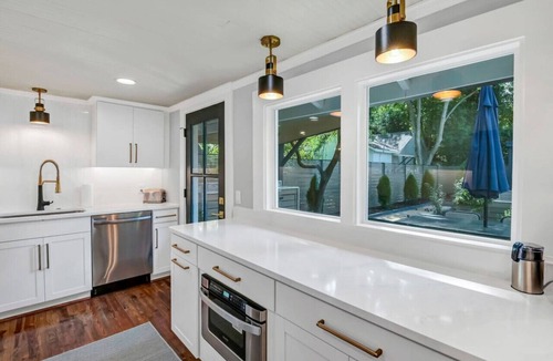Earlewood House | The Indigo - 2BR w/Hot Tub & Outdoor Space
