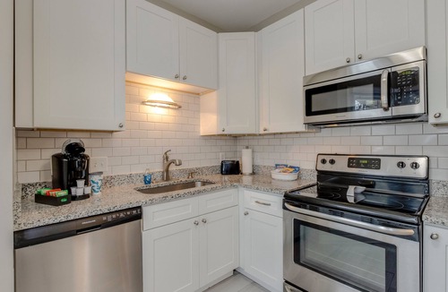 Hillsboro West End Condo | The Kearney♥Accessibility Features♥Free Parking/W+D/Family Friendly/Ensuites