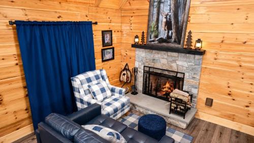Claypool Hill House | The Little Deer Cabin - Hot Tub Stone Fireplace