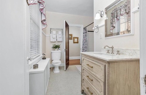 Roanoke Bed & Breakfast | The Maridor - "Daisy" Historic home near lots of shops and restaurants