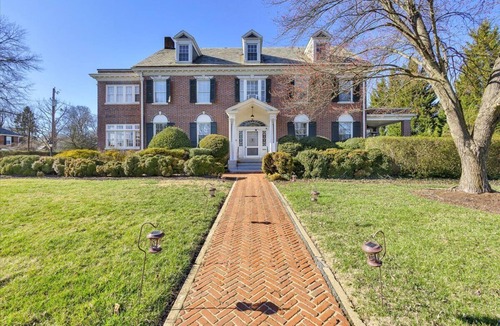 Roanoke Bed & Breakfast | The Maridor - "Daisy" Historic home near lots of shops and restaurants