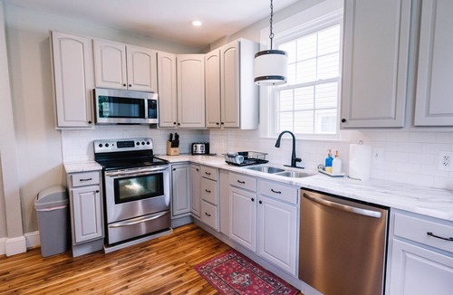 Danville House | The Marshall House- walk to Averett & Downtown- 5 mins to Caesars Virginia