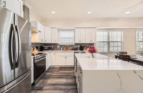 North Nashville House | The Mellow Yellow Retreat! A Beautiful Home – 5 Minutes from Downtown Nashville.