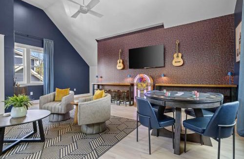 Hope Gardens House | The Morrison - Karaoke Theater Backyard Oasis