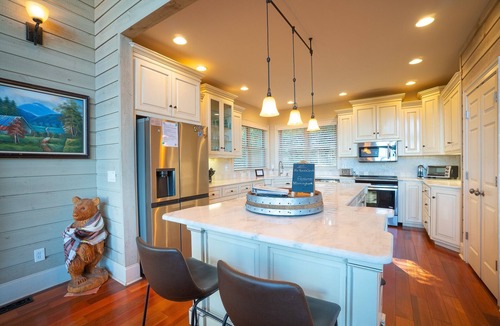 Helen House | The Mount Yonah Castle, Spectacular Mountain Views, Hot Tub, Pet Friendly