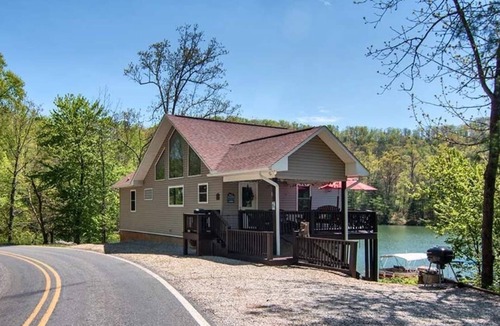 Robbinsville House | The Mountain Lakehouse 2BR 2.5 Bath Home, Sleeps 10. Private Dock.