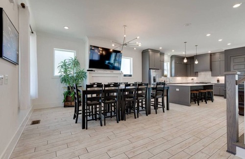 Edgehill Apartment | The Mural House: 11 BED Group HQ | Near The Gulch