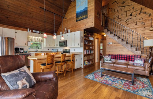 Deep Gap Cabin | The Perfect Family Getaway!Sleeps 8, 3 BR-3 BA, Incredible VIEWS, Pet-Friendly!