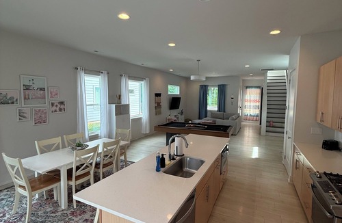 Sugar Creek House | The Quiet Haven - Pool Table + Backyard - 7 Min to Uptown