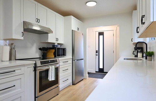Timmins Apartment | The Redbrick Residence - 3 bedroom main floor home with AC + covered patio