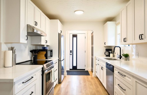 Timmins Apartment | The Redbrick Residence - 3 bedroom main floor home with AC + covered patio