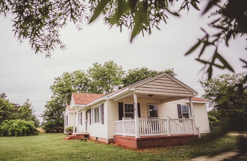 Burgaw House | The Side Porch Farmhouse is a charming country escape in Burgaw!