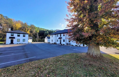 Tazewell Apartment | The Traveler on Main - Suite #7- ADA Compliant- Across the Street from Back of the Dragon!