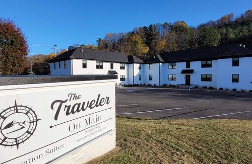 Tazewell Apartment | The Traveler on Main Suite #12- Across the Street from Back of the Dragon!