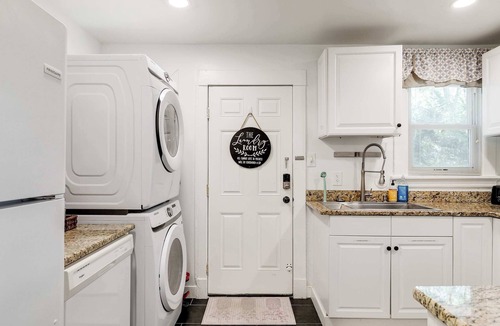Richmond House | The Urban Cottage 4BR Private Family Retreat/Parking/fully fenced