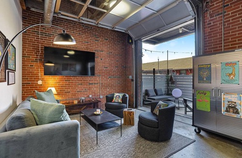 Old City Condo | The Urban Spot ~ Street Level Patio on Jackson