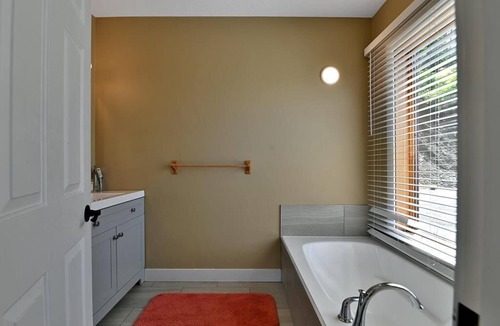 Eastern Hillsides House | THE VIEW BNB Forest Retreat with Scenic Farm Views | 10 Min to Chilliwack