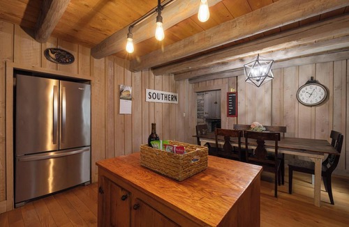 Bluff City Cabin | "Timber Lodge", Rustic 4BR Log Cabin + Guesthouse