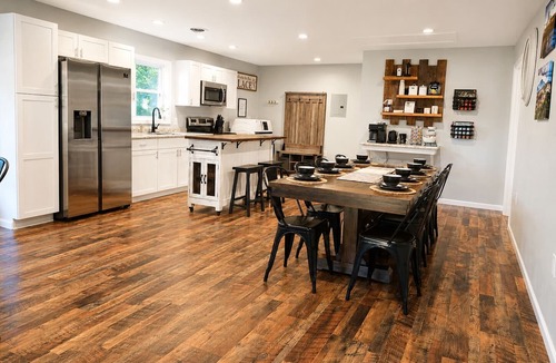 Forest House | Timber View Haven|Spacious Family Retreat| Firepit Playset King Grill| Near LU