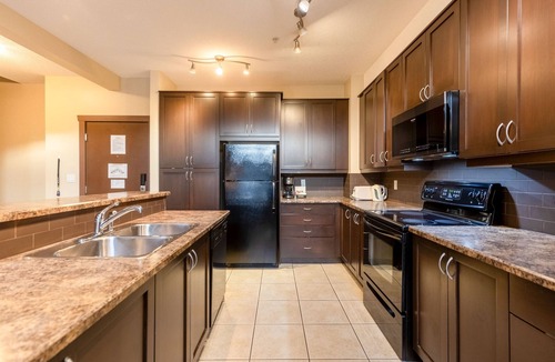East Kootenay Condo | Top Floor with AC. Hot Tub. Mtn. Views