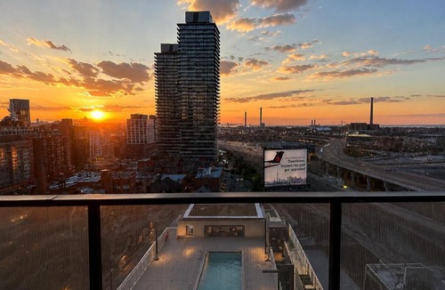 Downtown Toronto Apartment | Toronto 2BR Condo with Lake & CN Tower Views & Free Parking