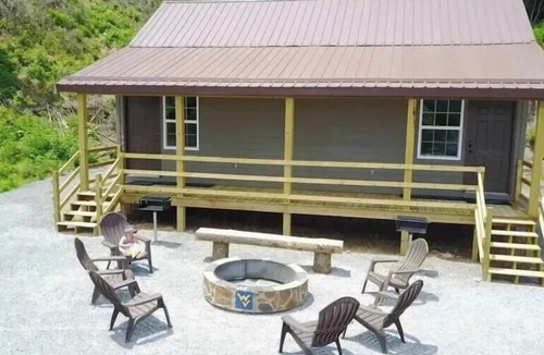 Bluewell Cabin | Tranquil 1-bedroom cabin in Bluefield, 3 miles from H&M's Pocahontas Trail-head.