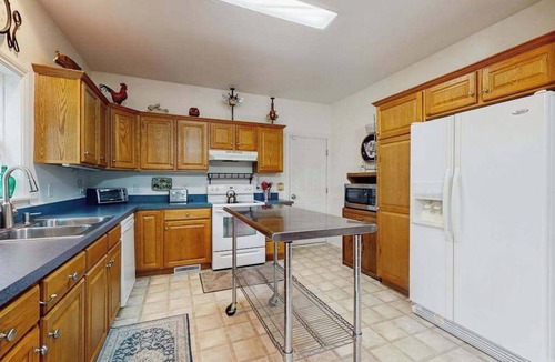 Arden House | Tranquil Dog- Friendly Riverfront Home with Fill Kitchen and WIFI