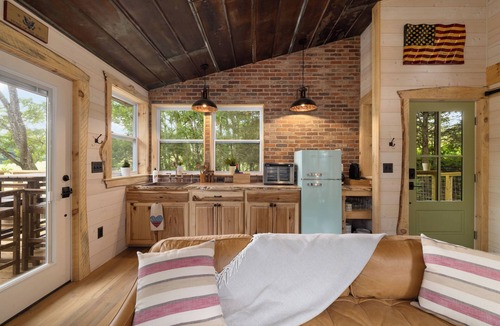 Jonesborough House | "Treedom", Treehouse with a Disc Golf Course, Hot Tub, Arcade, Firepit and Slide