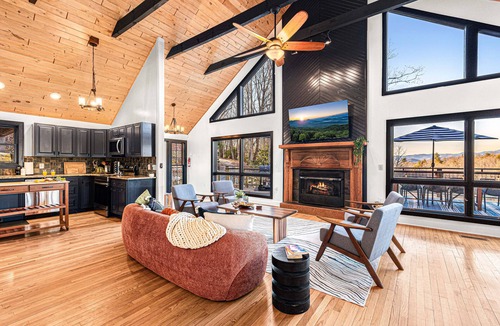 Brevard Cabin | Treetop Lakehouse |Hot Tub+Sauna+Games+Kayak