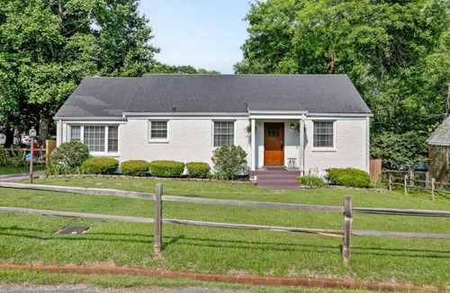 Inglewood House | Trendy East Nashville Home | Huge Fenced Yard & Deck | 4 Free Parking Spots
