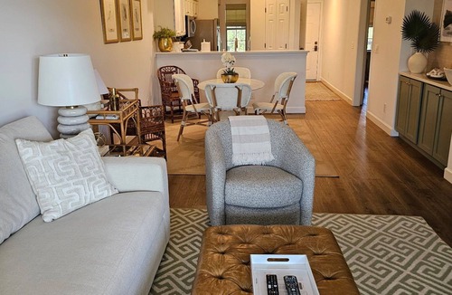 Pawleys Island Condo | True Blue Lux 2 bedroom Condo with view. 5 mins to Beach, Restaurants, Shopping.